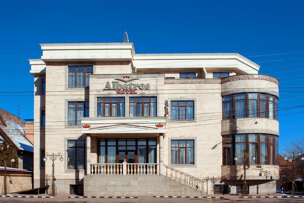 Albatros Hotel Bishkek Bagian luar foto